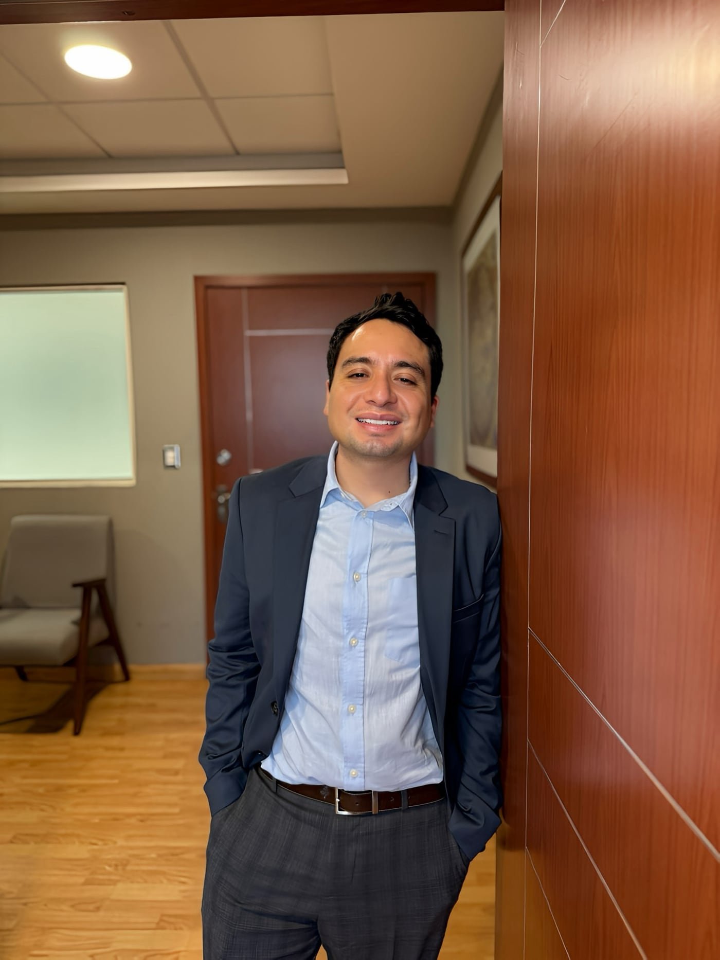 Dr. Luis Enrique Flores Huerta en su consultorio